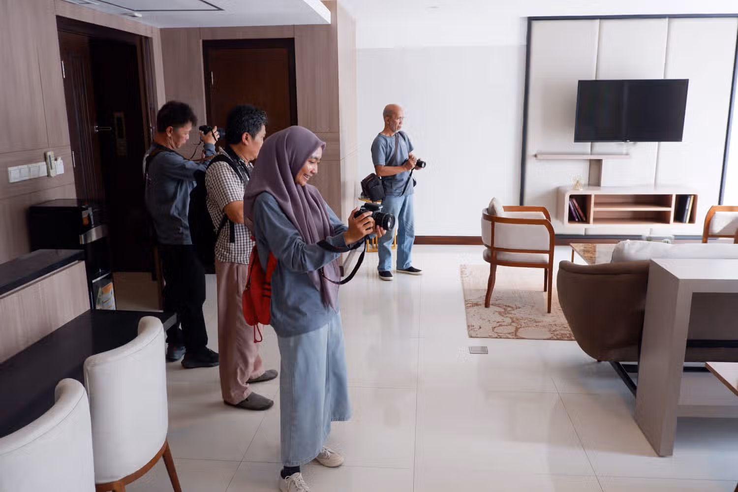 peserta sedang memotret di éL Hotel Bandung