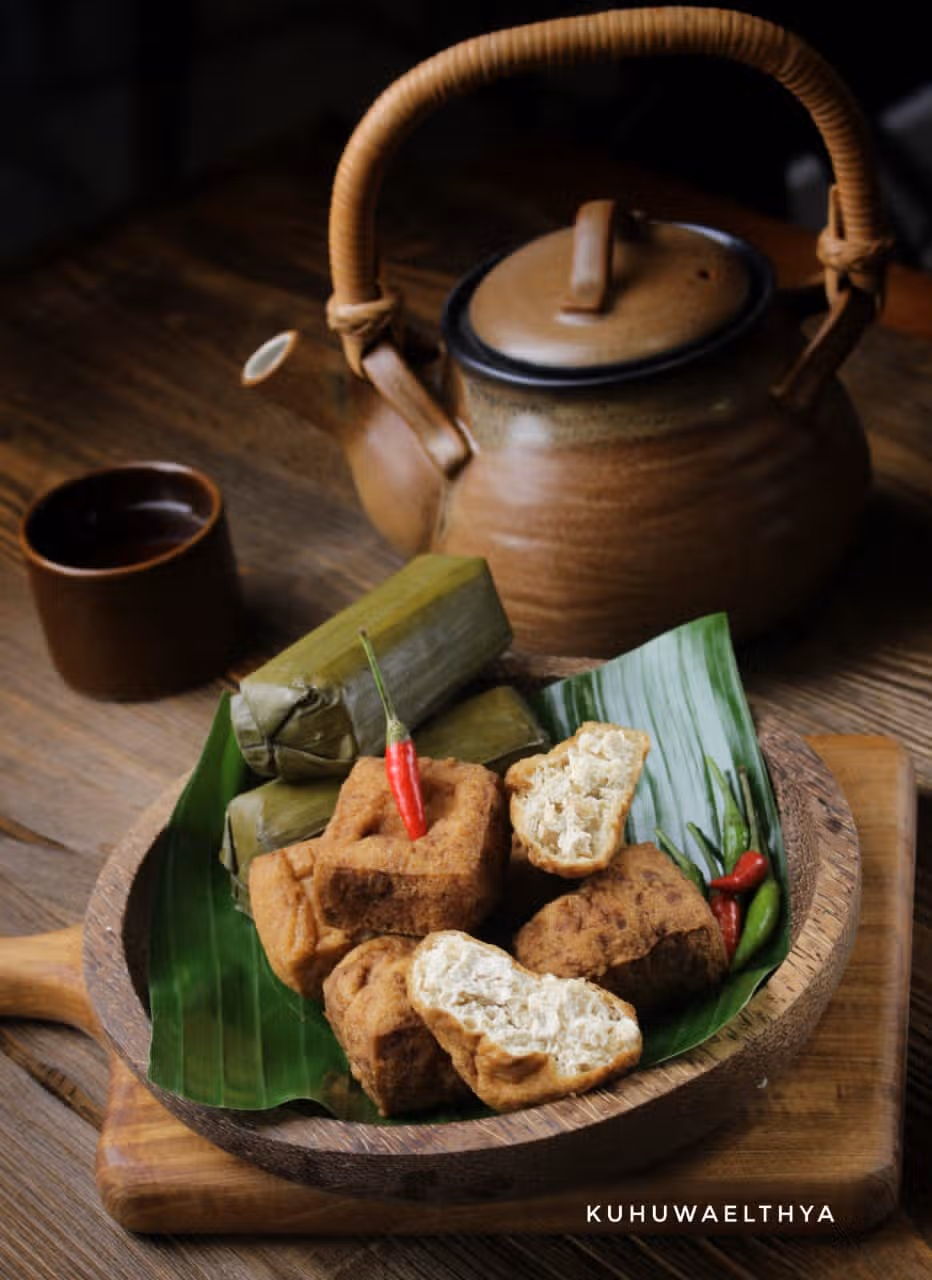Adithya Ayu Kuhuwael - Makanan Tradisional Indonesia Tahu Sumedang-Lontong