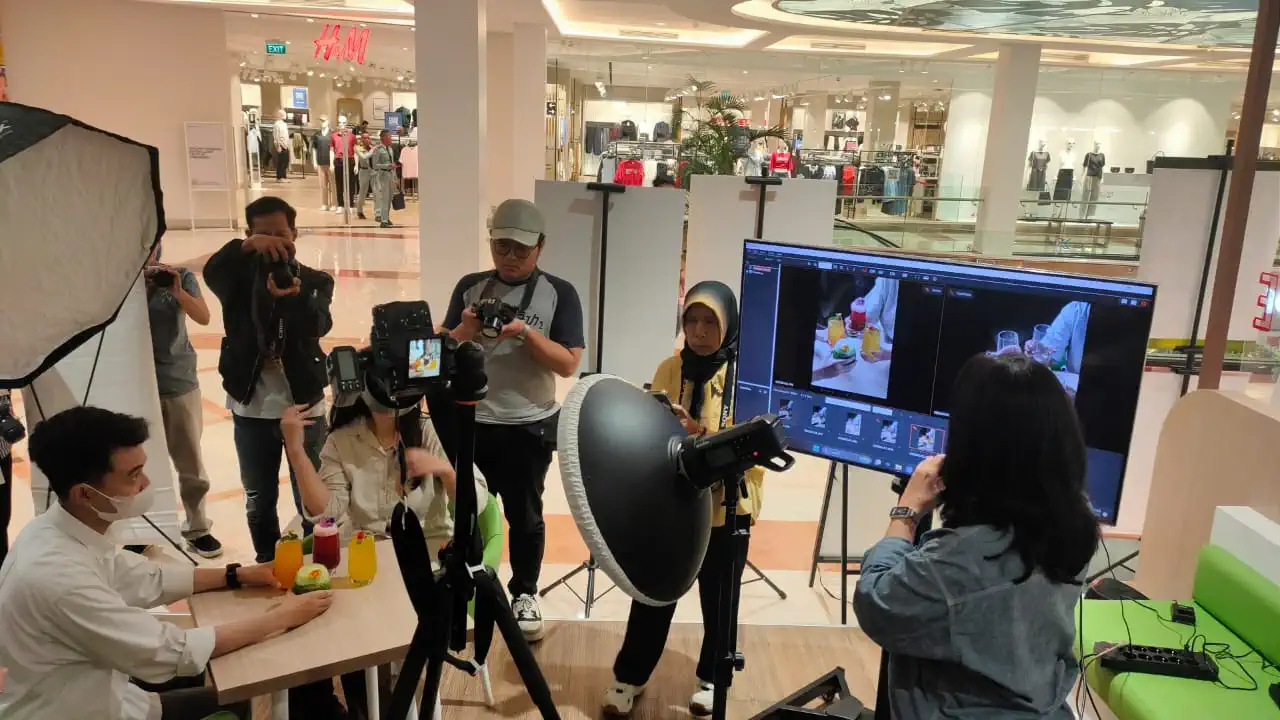 peserta sedang mempelajari fotografi produk